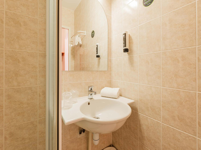 Bathroom 4, B&B HOTEL Strasbourg Aeroport, Bas-Rhin