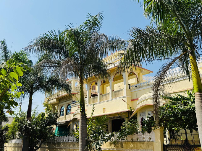 Exterior & Views