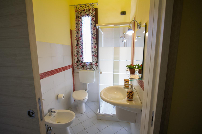 Bathroom 3, Hotel Merlino, Syracuse