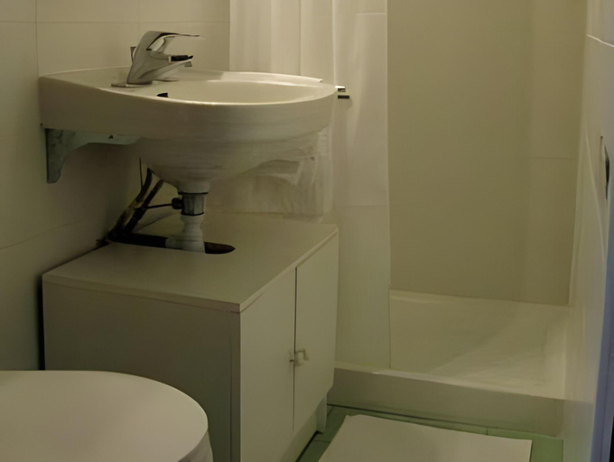 Bathroom 3, Au Bon Accueil, Tarn