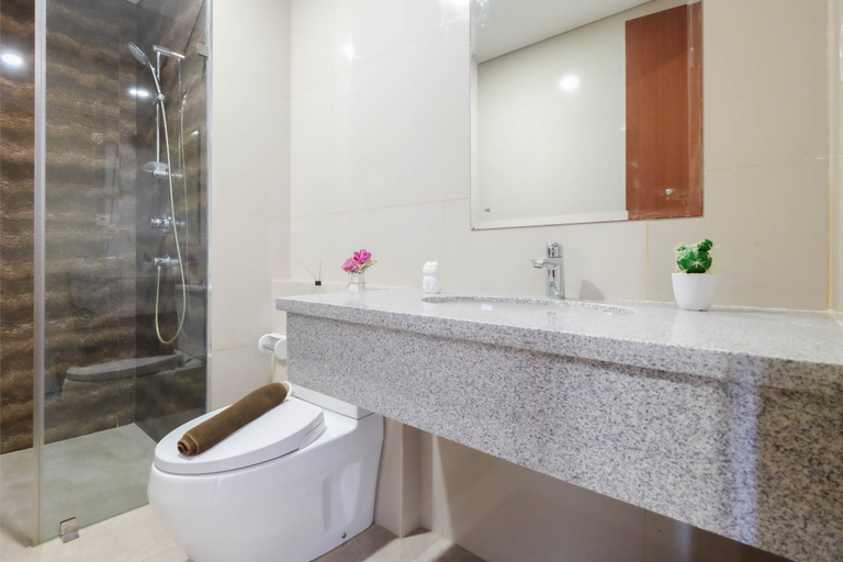 Bathroom 5, Boho Touch 2BR Apartment with Extra Room at Lucky Tower Residence By Travelio, Jakarta Barat