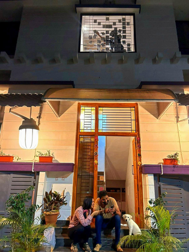 Exterior & Views