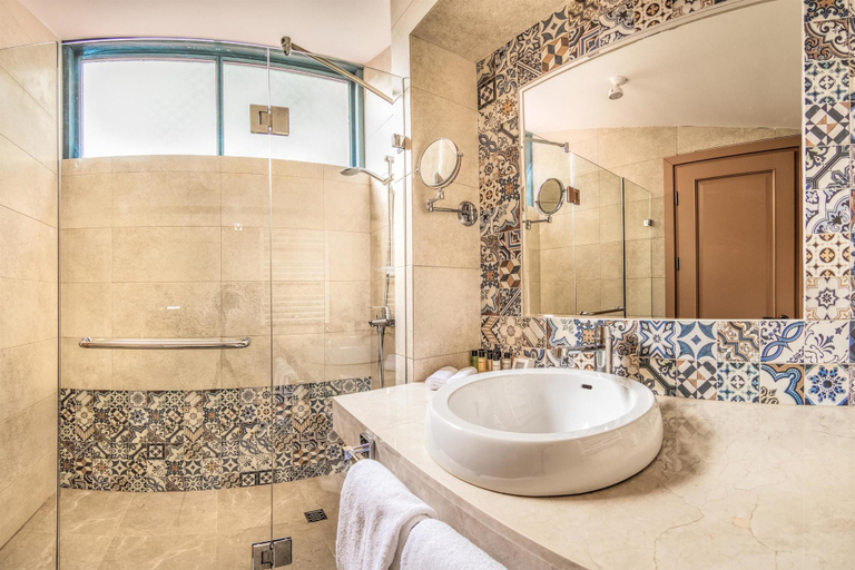 Bathroom 5, Golden Tulip Borjomi, Borjomi