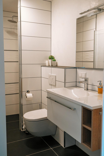 Bathroom 3, Dill Hotel, Peine