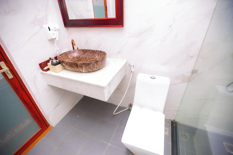 Bathroom 4, Ruby Riverside Backpacker & Hostel, Vientiane