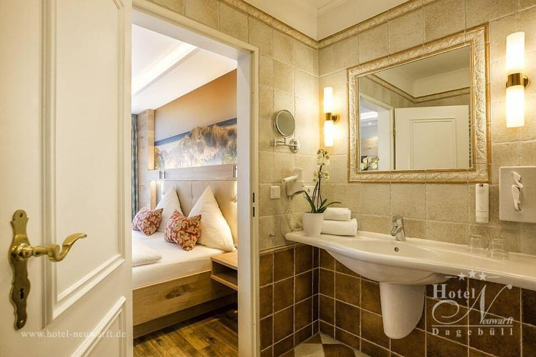 Bathroom 3, Hotel Neuwarft Altbau, Nordfriesland