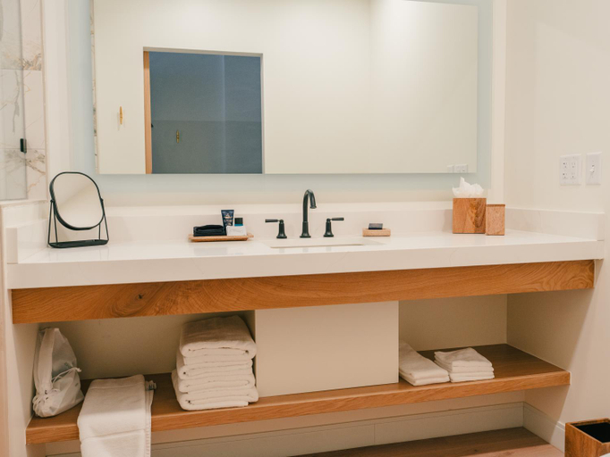 Bathroom 5, The Shoreline Hotel, Hennepin