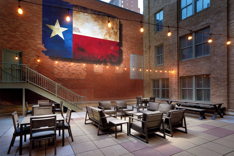 Food & Drinks 5, Courtyard Fort Worth Downtown/Blackstone, Fort Worth