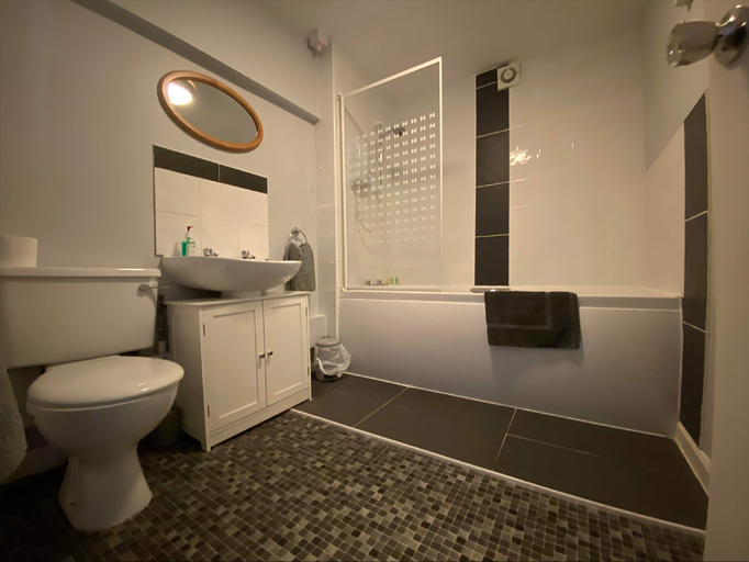 Bathroom 2, Crown & Anchor, Lincolnshire