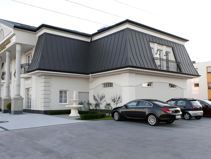 Exterior & Views