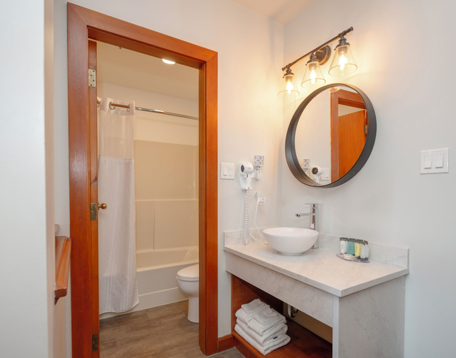 Bathroom 5, Painter's Lodge, Comox-Strathcona