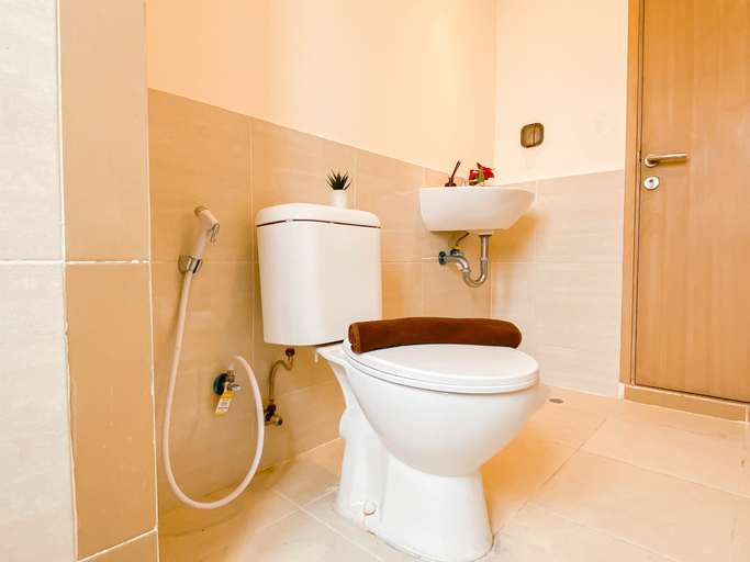 Bathroom 5, Simple Look 3BR Meikarta Apartment By Travelio, Cikarang