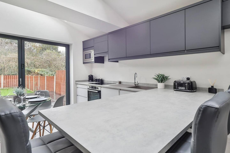Others 5, Spacious, Modern 2 Bed Apartment With Ensuites, Sheffield