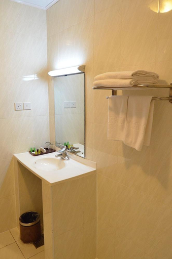 Bathroom 4, Mensvic Grand Hotel, Accra