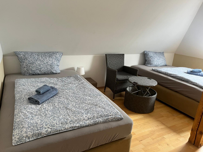 Bedroom 2, Doppelzimmer-Bad-Kuhlschrank-Tv-19, Gifhorn