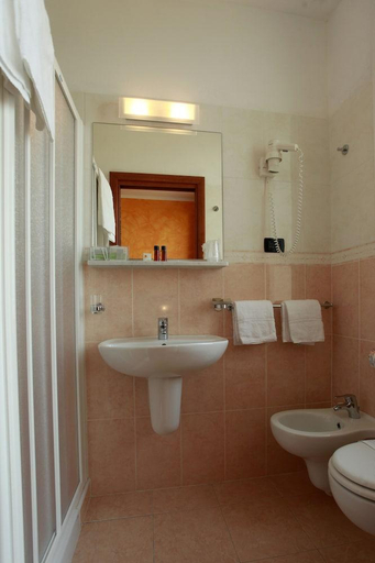 Bathroom 4, Piccolo, Imperia