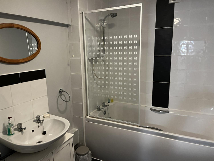 Bathroom 2, Crown & Anchor, Lincolnshire
