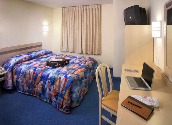 Bedroom 3, Motel 6 Stockton, CA - North, San Joaquin