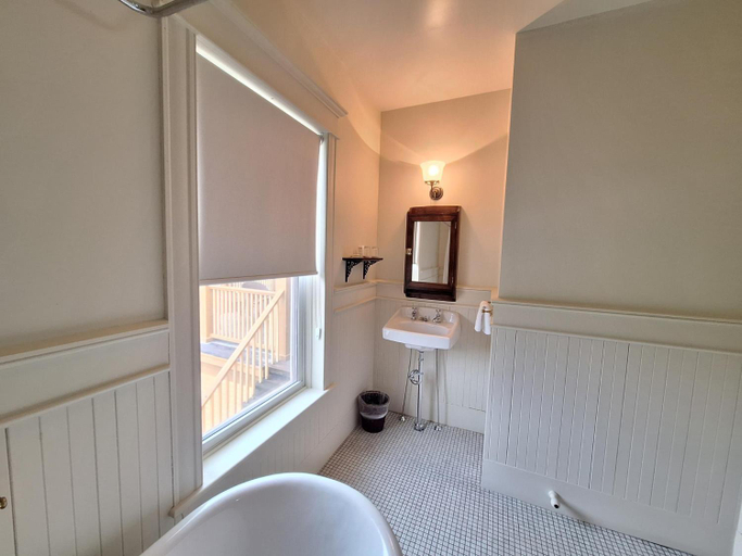 Bathroom 4, Hotel Chateau Albert, Gloucester