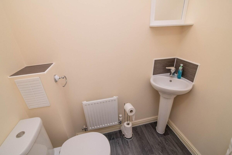Others 2, Quiet and Lovely 3-bed house parking and garden, Wolverhampton