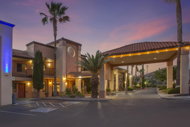 Exterior & Views