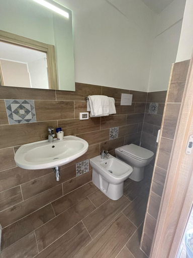 Bathroom 5, Hotel Cortese, Palermo