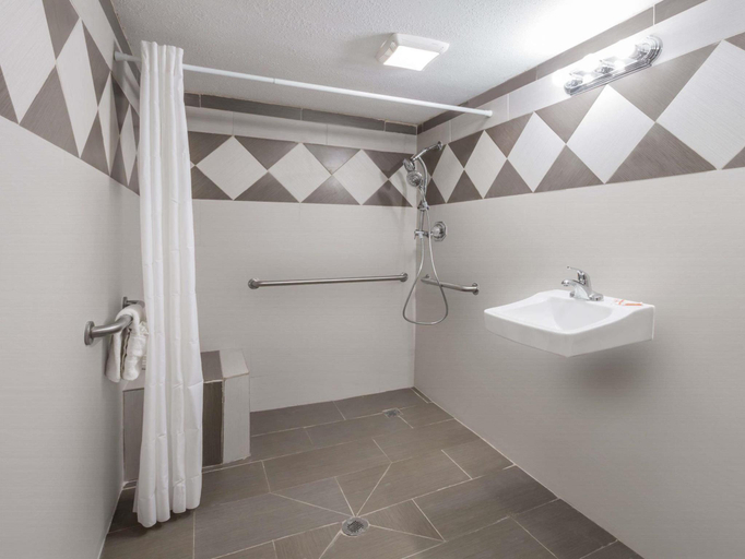 Bathroom 5, Rodeway Inn San Bernardino - Colton, San Bernardino