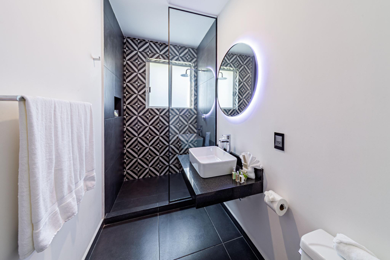 Bathroom 3, CASA NOU, Mexico City