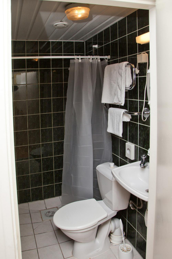 Bathroom 1, Repo Hotel, Kuressaare