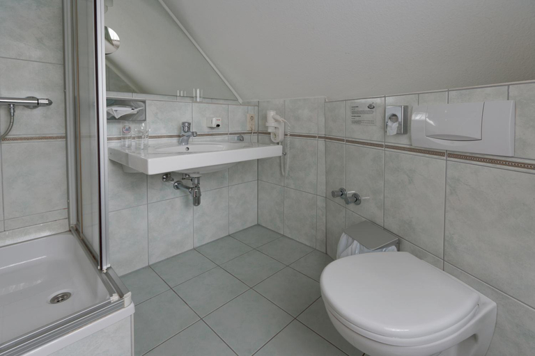 Bathroom 3, Landgasthof Tonnes, Oberbergischer Kreis
