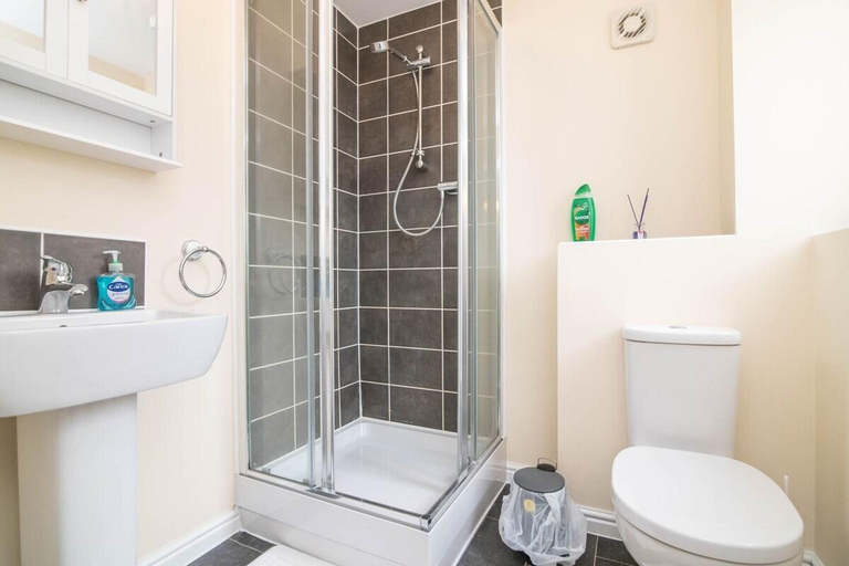 Others 5, Quiet and Lovely 3-bed house parking and garden, Wolverhampton