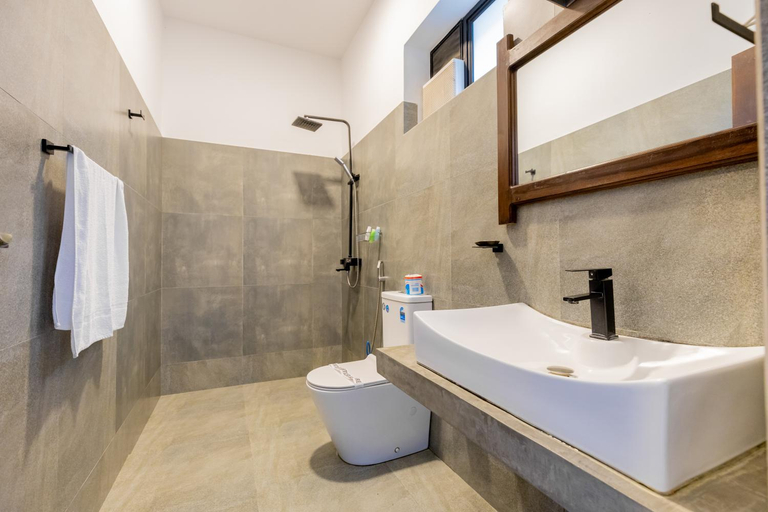 Bathroom 4, Heart of Ella, Ella