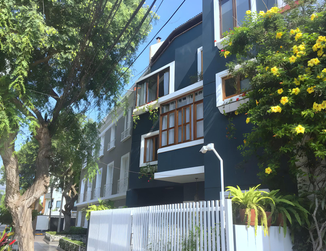 Exterior & Views