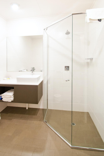 Bathroom 4, Posthouse Motor Lodge, Goulburn Mulwaree - Goulburn