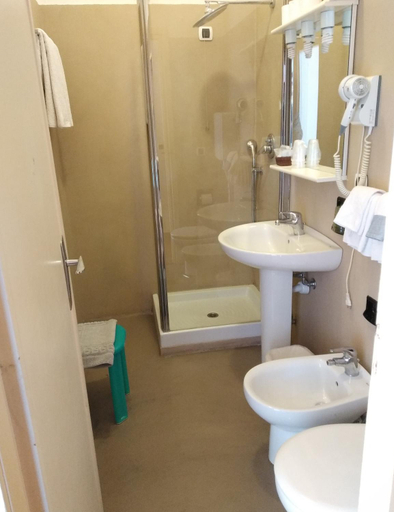 Bathroom 3, Hotel Lucciola, Imperia