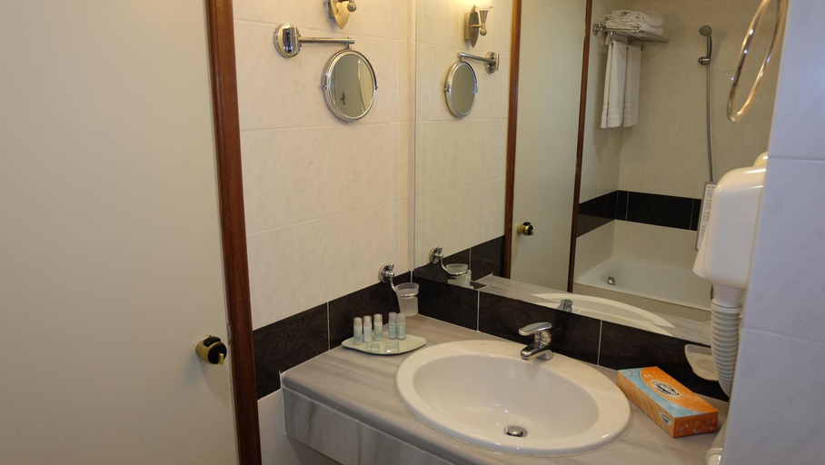 Bathroom 5, Kipriotis Maris Suites by Anayia All Inclusive Resorts , South Aegean