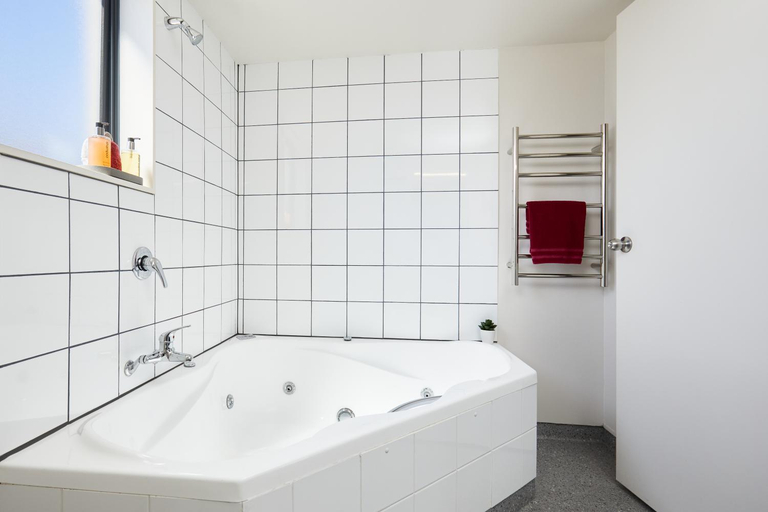 Bathroom 3, Blenheim Palms Motel, Marlborough