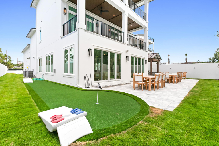 Exterior & Views