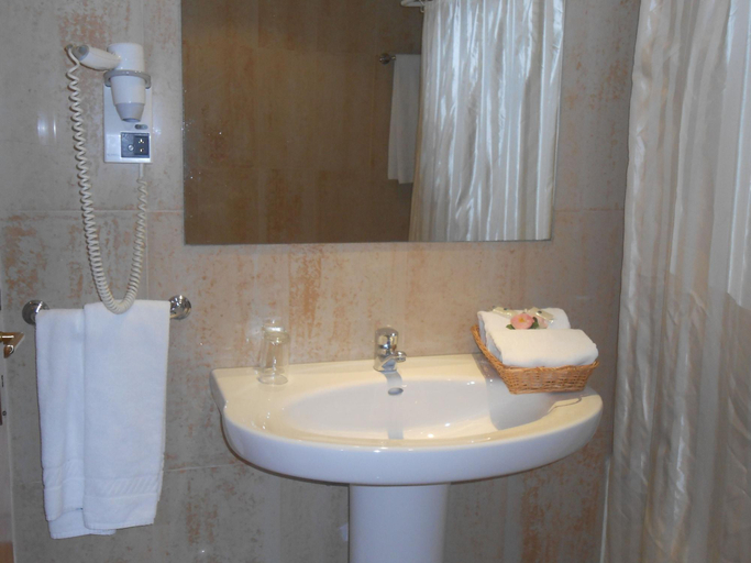 Bathroom 5, Hotel Santa Cruz, Torres Vedras