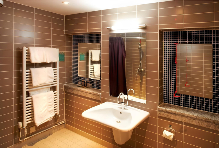 Bathroom 5, Rothay Garden by Harbour Hotels, Cumbria