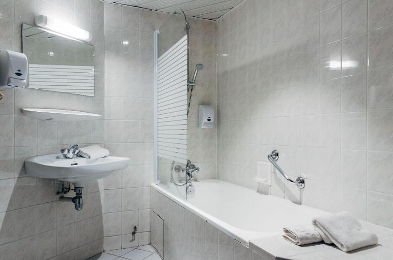 Bathroom 4, Hotel Helianthe, Hautes-Pyrénées
