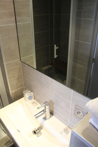 Bathroom 4, Hotel Kyriad Vichy Centre, Allier