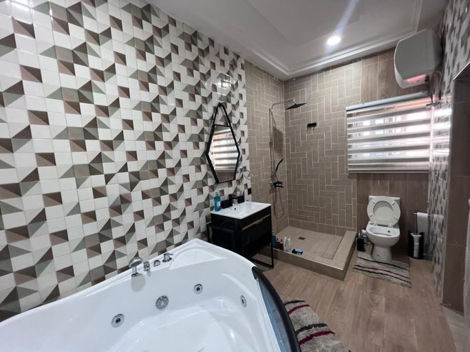 Bathroom 4, T-Roys Apartments, Accra