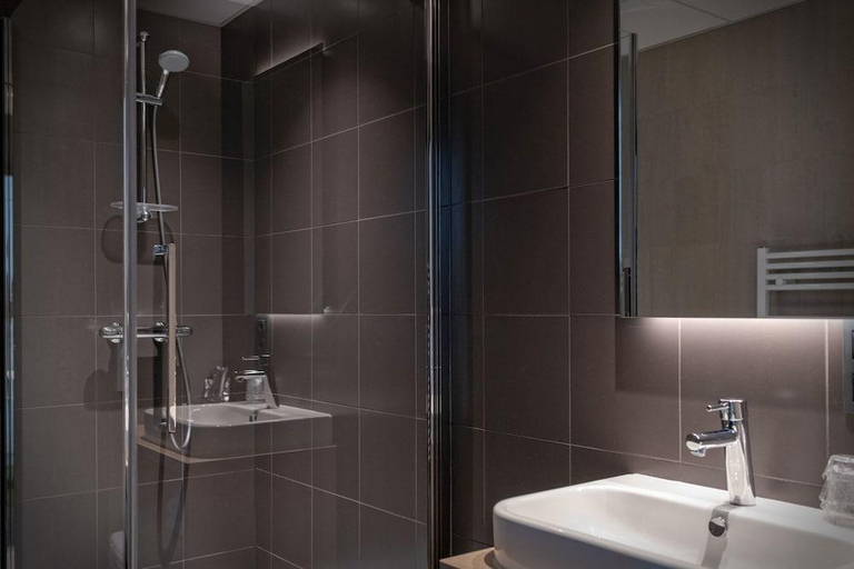 Bathroom 3, Hotel & Restaurant Five Nations, Namur