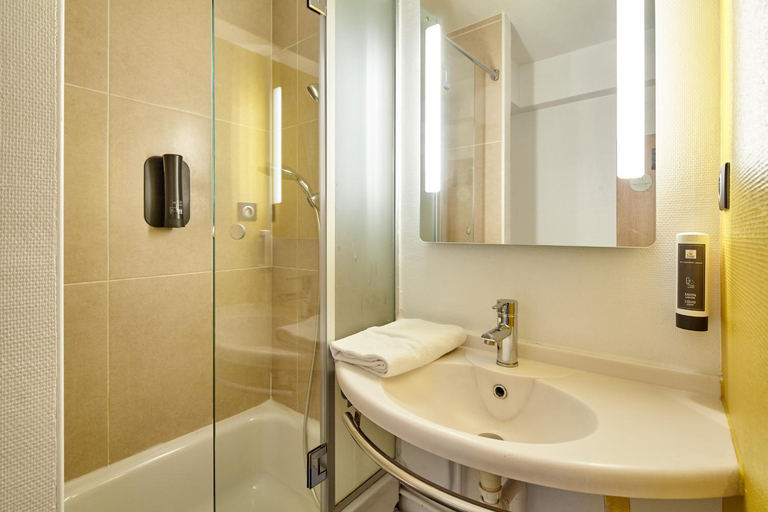 Bathroom 3, B&B HOTEL Evry Lisses 2, Essonne