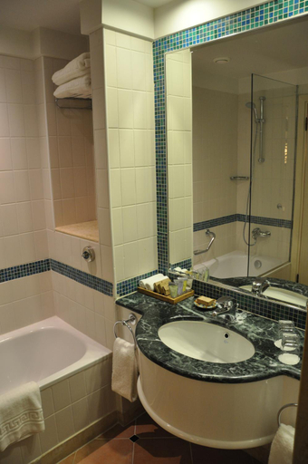 Bathroom 5, Movenpick Resort & Spa Dead Sea, Shooneh Janoobiyyeh