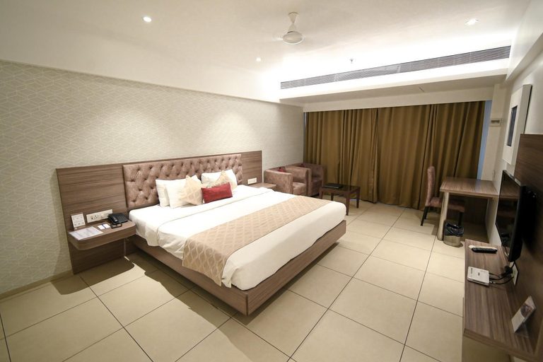 Bedroom 3, Hotel Dwarkamai - A Pure Vegetarian Hotel, Nagpur