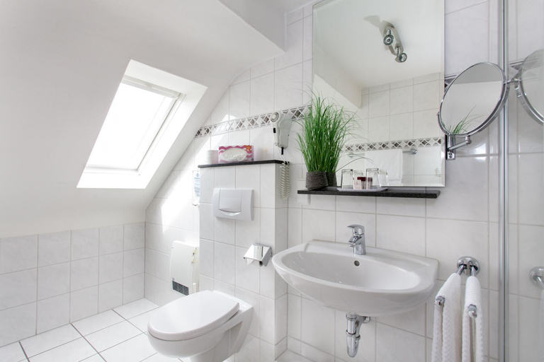 Bathroom 5, Moselhotel Weiskopf, Bernkastel-Wittlich