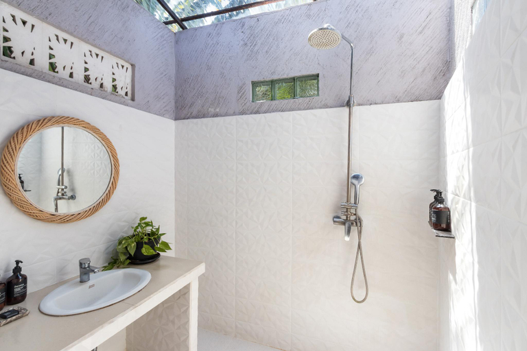 Bathroom 2, Twist and Shout Villa, Badung