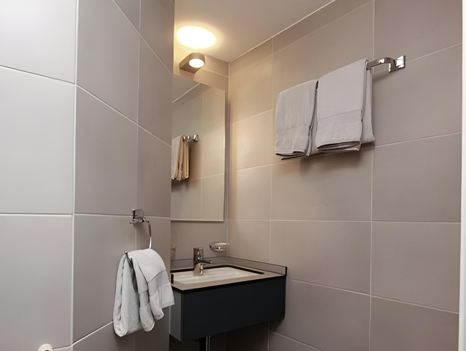 Bathroom 3, Hotel Le Postillion, Raron